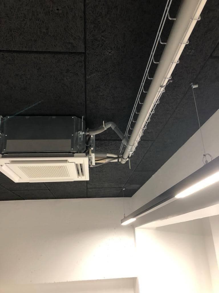 Cassette de climatisation encastrée en plafond avec son raccordement de condensats