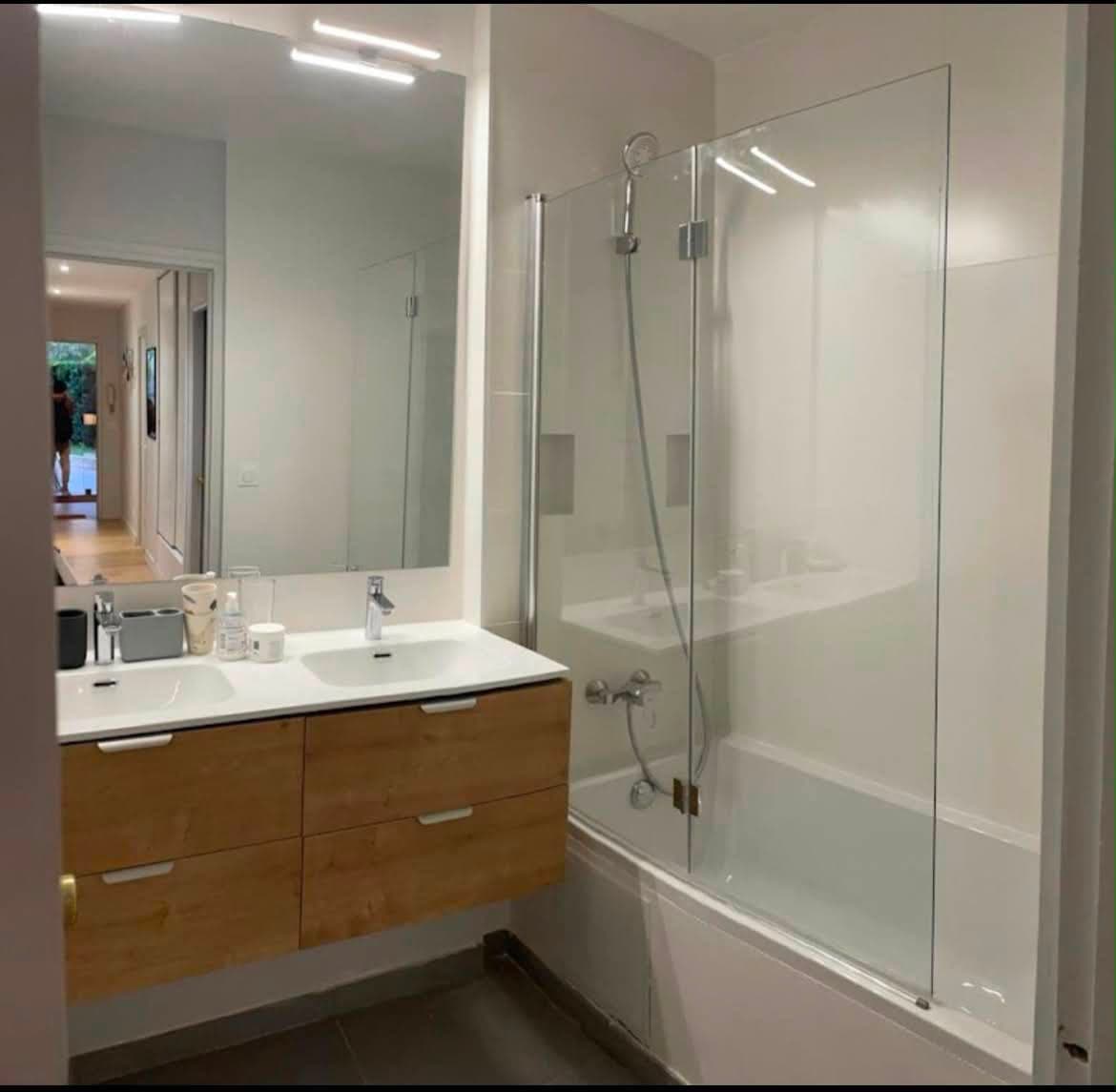 Meuble double vasque en bois et baignoire avec pare-douche