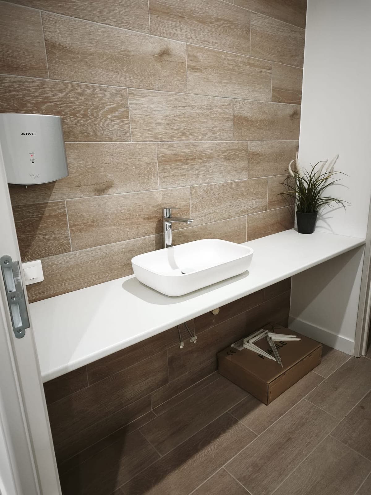 Vasque à poser sur plan blanc et raccordements réalisés par HYDROBAT SOLUTIONS